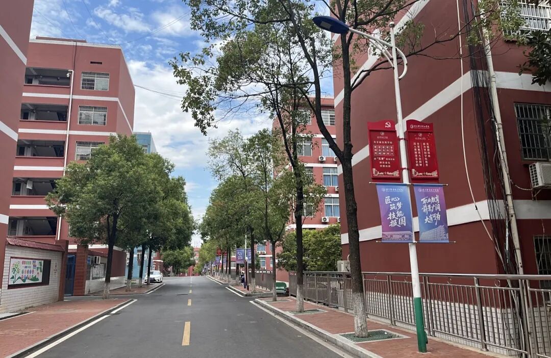 灯杆道旗.jpg